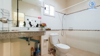 *****บ้านแฝดมือสอง กรุงเทพฯ ม.บุรีรมย์ รามอินทรา-หทัยราษฎร์ หลังมุม เนื้อที่กว้างขวางมากถึง 43.70 ตร.ว. ฟังก์ชัน 3 ห้องนอน 2 ห้องน้ำ ที่จอดรถ 1 คัน ต่อเติมจัดเต็ม รองรับทุกการอยู่อยาศัย ด้านข้างบ้านมีพื้นที่เหลือให้จัดเป็นมุมพักผ่อนได้ ทำเลดี เชื่อมต่อหลากหลายเส้นทาง ใกล้รถไฟฟ้าสายสีชมพู "สถานีคู้บอน" และจุดขึ้นทางด่วน "จุติโชติ"